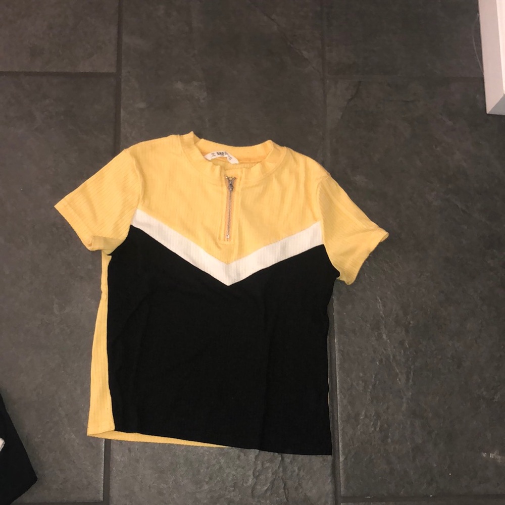 Black yellow and white tee with zipper